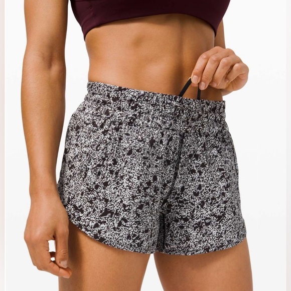 Lululemon Tracker Short V 4” – Sporadic Black Rhino Grey Size 4 - Picture 2 of 8